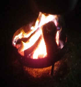 Feuerschale bei Nacht